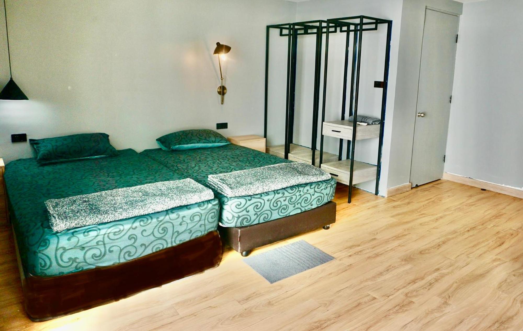 Hash Apartment With Unique Chill Design At Silom Soi 3 Банкок Екстериор снимка
