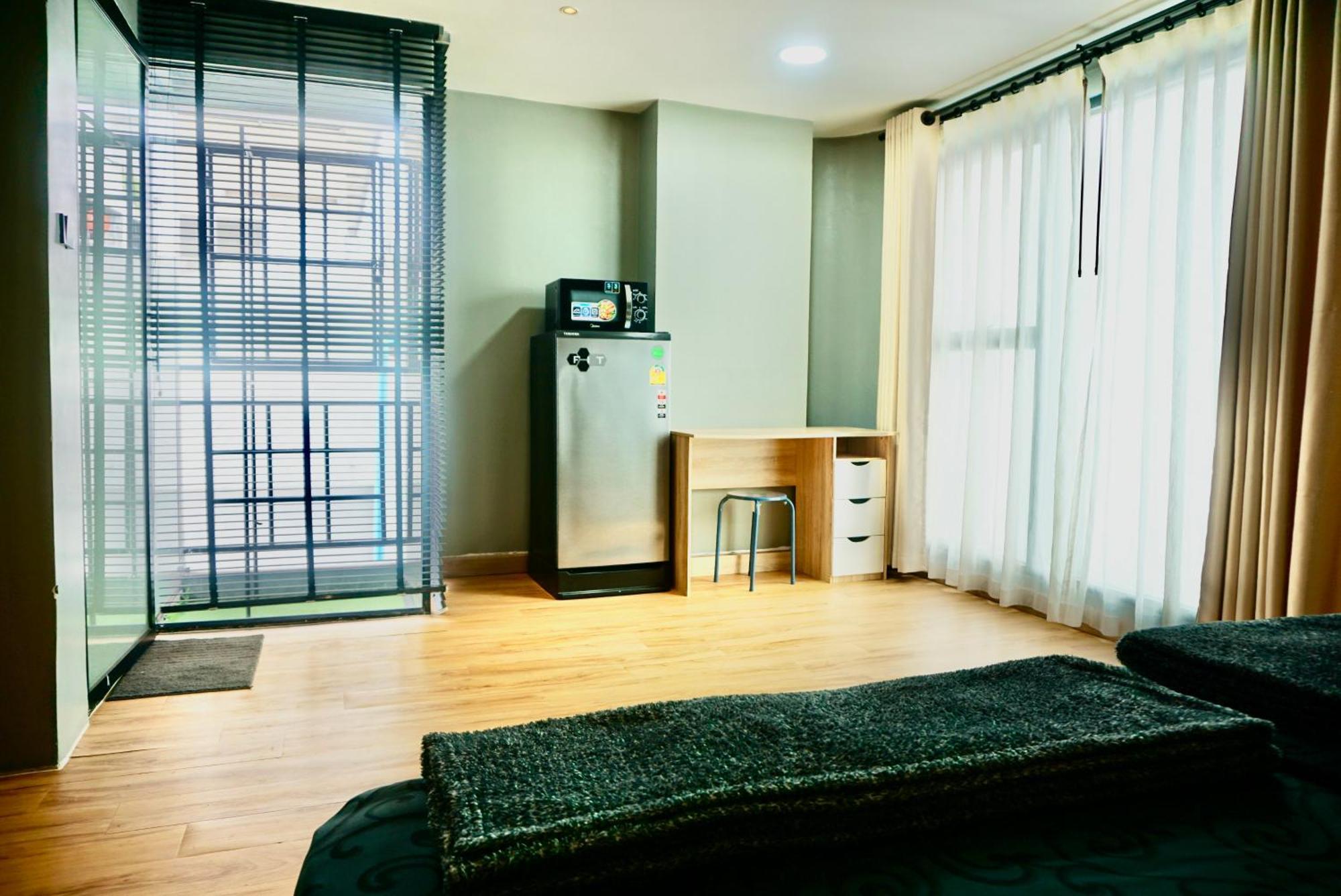 Hash Apartment With Unique Chill Design At Silom Soi 3 Банкок Екстериор снимка