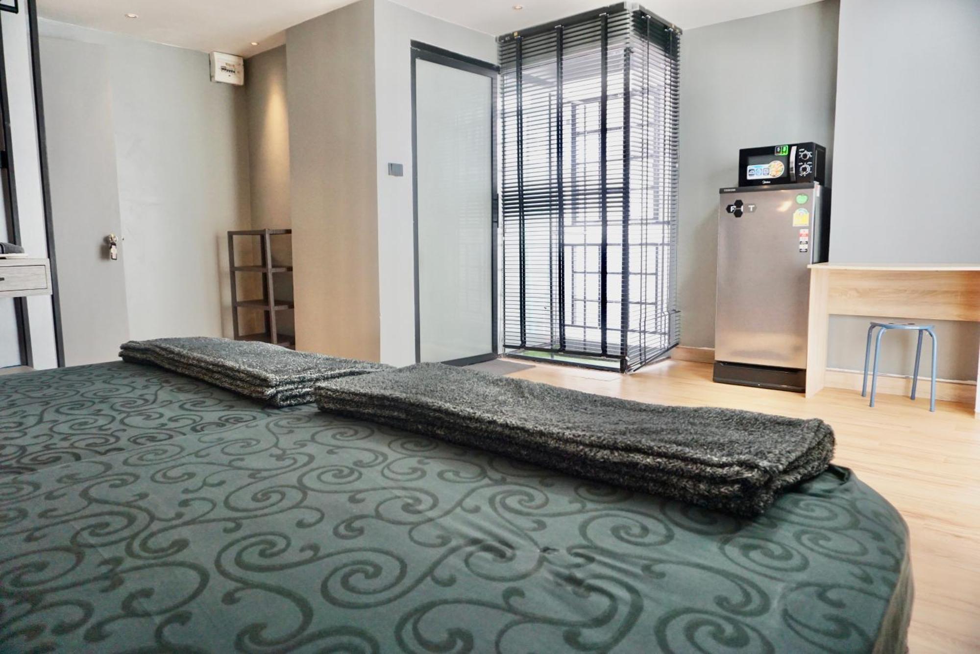 Hash Apartment With Unique Chill Design At Silom Soi 3 Банкок Екстериор снимка