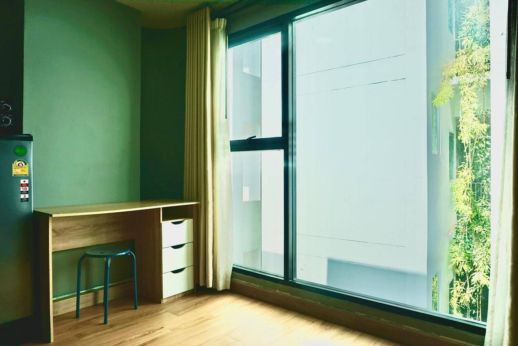 Hash Apartment With Unique Chill Design At Silom Soi 3 Банкок Екстериор снимка