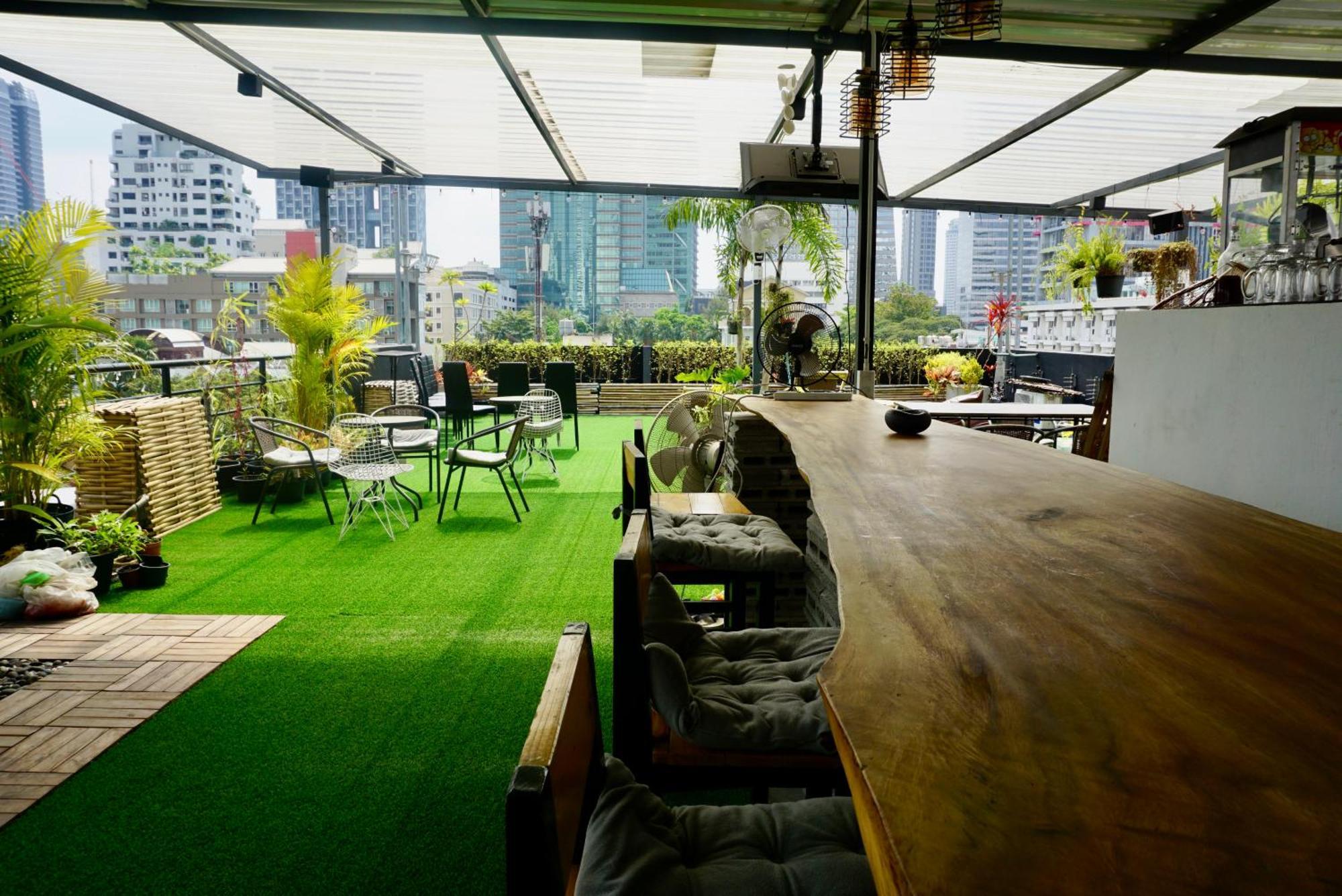 Hash Apartment With Unique Chill Design At Silom Soi 3 Банкок Екстериор снимка