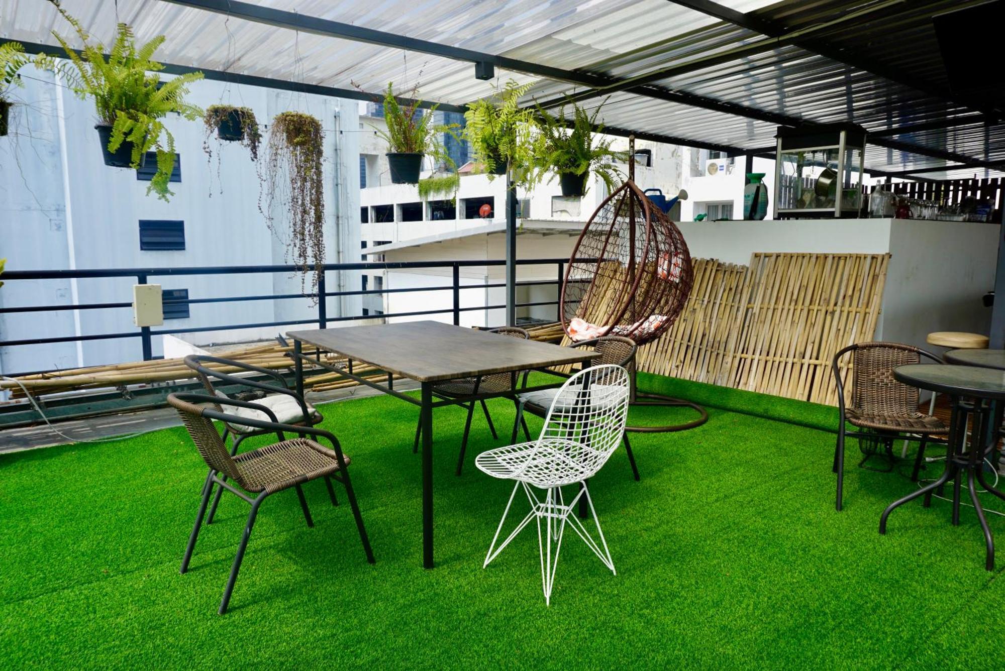 Hash Apartment With Unique Chill Design At Silom Soi 3 Банкок Екстериор снимка